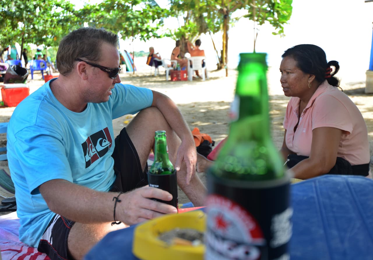1-Te hace más propenso a deshidratarte: Las altas temperaturas causan que el cuerpo pierda líquido a través del sudor. El alcohol también tiene un efecto diurético, lo que significa que tu cuerpo pierde más agua en vez de absorberla cuando estás tomando alcohol.