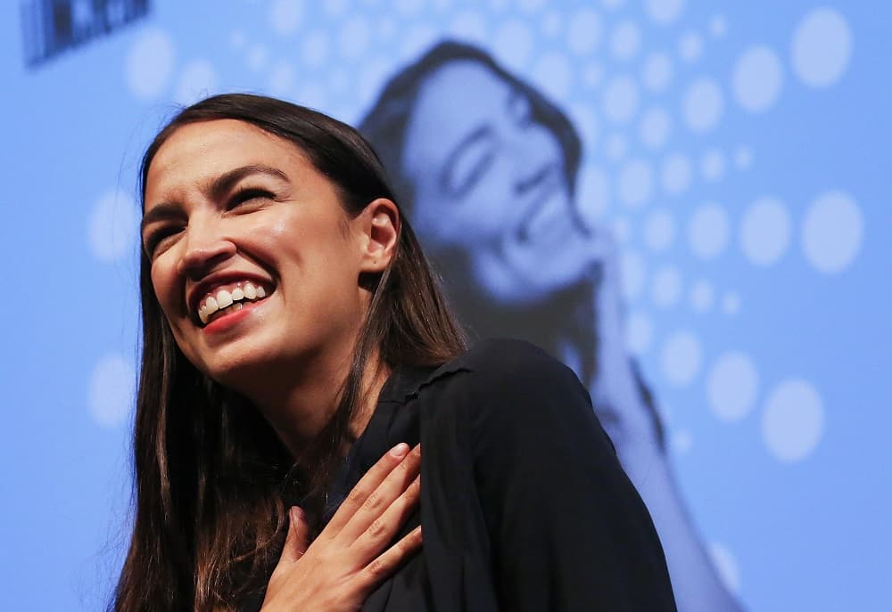 <b>ALEXANDRIA OCASIO-CORTEZ.</b> La joven política demócrata se ha convertido rápidamente en una de las caras más reconocibles de Washington luego de su sorpresiva victoria en las primarias de su distrito en Nueva York y posterior elección como congresista. "Su compromiso de poner el poder en las manos de la gente es muy profundo", explica Elizabeth Warren, la senadora de Massachusetts y precandidata demócrata, quien escribe su retrato para la revista.