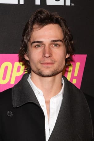 El actor tuvo mucho éxito con la serie colombiana “Popland!”, en 2011. Ahí interpretó a “Ari” una estrella de rock, con las siguientes cualidades apuesto, sexy, inteligente, desfachatado y desinhibido. En las primeras tres creemos que no le costaron trabajo ¿no creen?