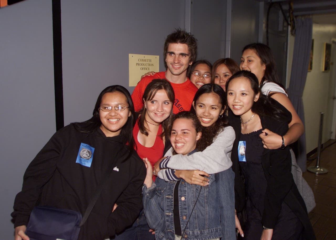 El colombiano se tomó un tiempo para atender a sus seguidoras.