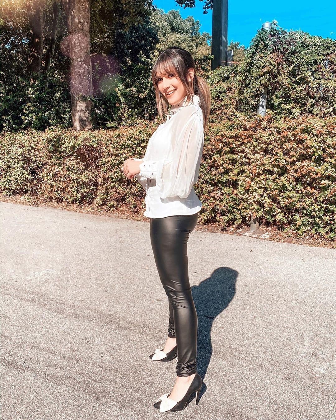 Maquillaje, peinado, calzado y hasta los accesorios están coordinados para inspirar a sus seguidores a vestir a la moda.