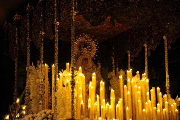 En Sevilla, España, la Virgen de Macarena se llena de velas en Semana Santa.