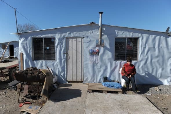 Otras 76 mil viviendas quedaron destruidas y como sus familias eran dueñas de los terrenos, el gobierno les instaló casas prefabricadas de emergencia, llamadas "mediaguas", que son frágiles, y hechas con madera de mala calidad. Fueron forradas con tela impermeable después de que se mojaron con las primeras lluvias del invierno pasado.