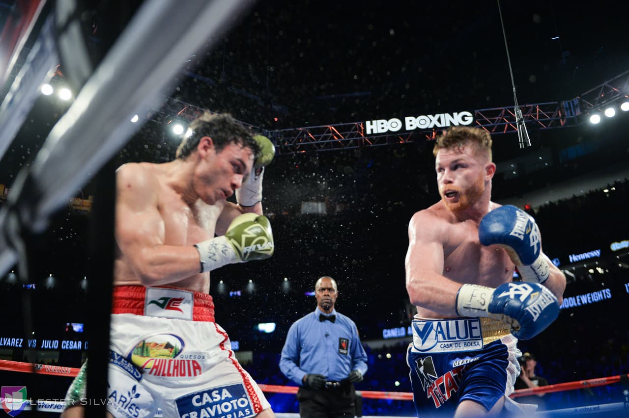 Te acercamos a los golpes que se dieron Saúl 'Canelo' Álvarez en contra de Julio César Chávez Jr., imágenes que te harán sentir en el ring.