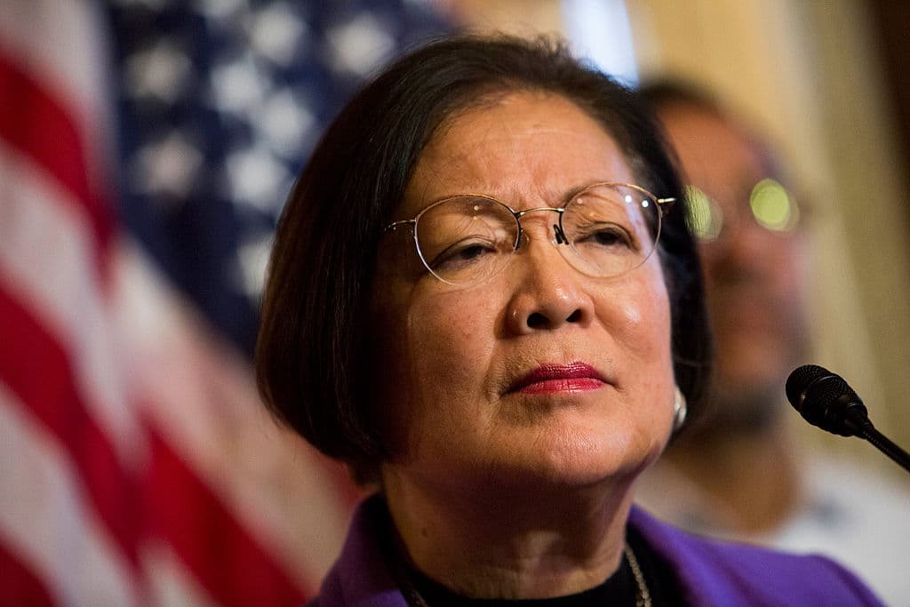 La demócrata Mazie Hirono llama a Trump "depredador sexual confeso" y es la sexta voz del Senado en pedir su renuncia