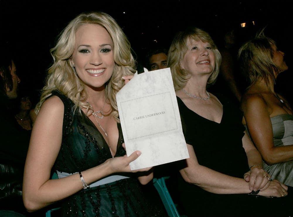 La cantante de country Carrie Underwood recibe el premio Country Music Award