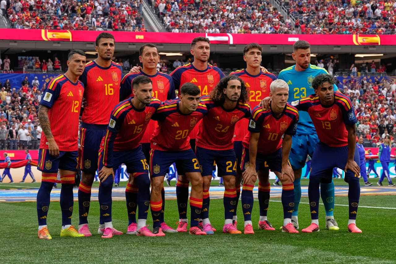 Jugadores españoles posan antes del partido de dieciseisavos de final de la Copa del Mundo de fútbol entre España y Austria en Inglewood, California, cerca de Los Ángeles, el jueves 2 de julio de 2026.