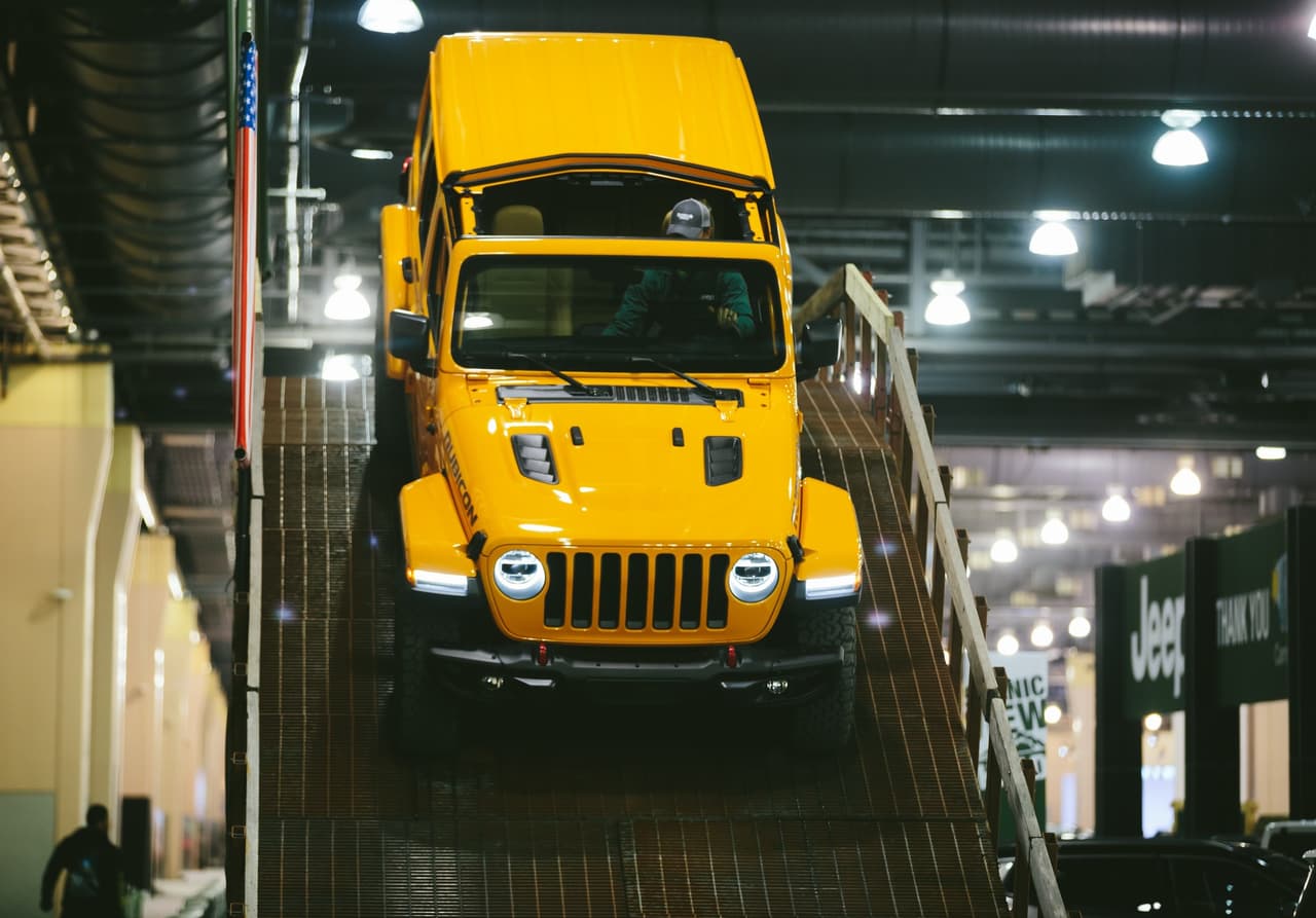 <b>Camp Jeep y Toyota Ride & Drive</b>: Camp Jeep está de regreso para brindarles a los asistentes la mejor experiencia de conducción todoterreno en interiores a través de una pista única de 30,000 pies cuadrados con una emocionante subida de colinas. Además, Toyota volverá a ofrecer a los visitantes la oportunidad de ponerse al volante de varios de sus últimos modelos a través de su Ride and Drive al aire libre, ubicado en las calles 12 y Arch.