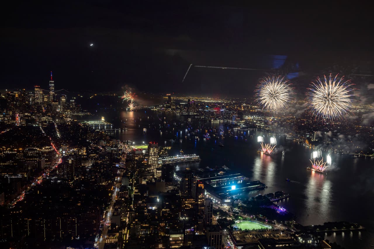 Los residentes de Nueva York y Nueva Jersey disfrutaron del espectáculo de luces y colores sobre el río Hudson.
<br>