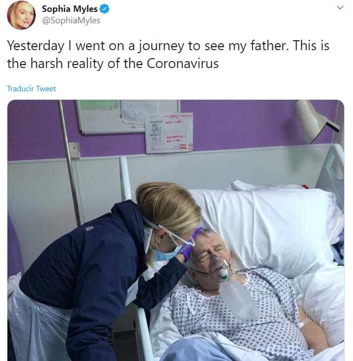 Apenas el pasado sábado 21 de marzo se dio a conocer otra muerte de coronavirus relacionada al mundo del entretenimiento. La actriz Sophia Myles, recordada por la película 'Transformers: age of extinction', confirmó el 
<b><a href="https://www.univision.com/famosos/tristeza-entre-el-equipo-de-la-cinta-transformers-sophia-myles-pierde-a-su-papa-por-coronavirus-fotos" target="_blank">fallecimiento de su papá </a></b>a consecuencia de la enfermedad. 
<br>