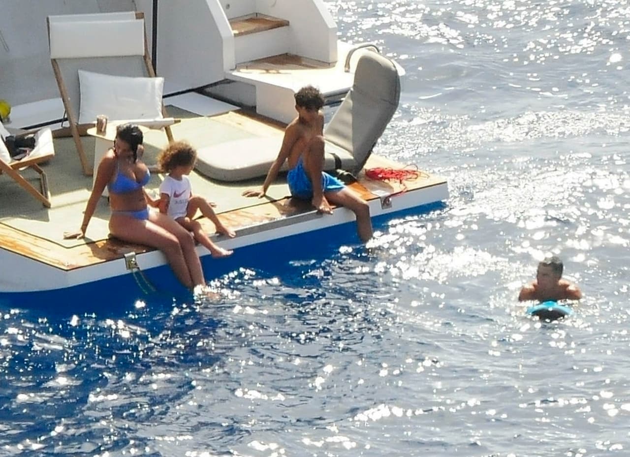 Georgina Rodríguez y Cristiano Ronaldo en su lujoso yate