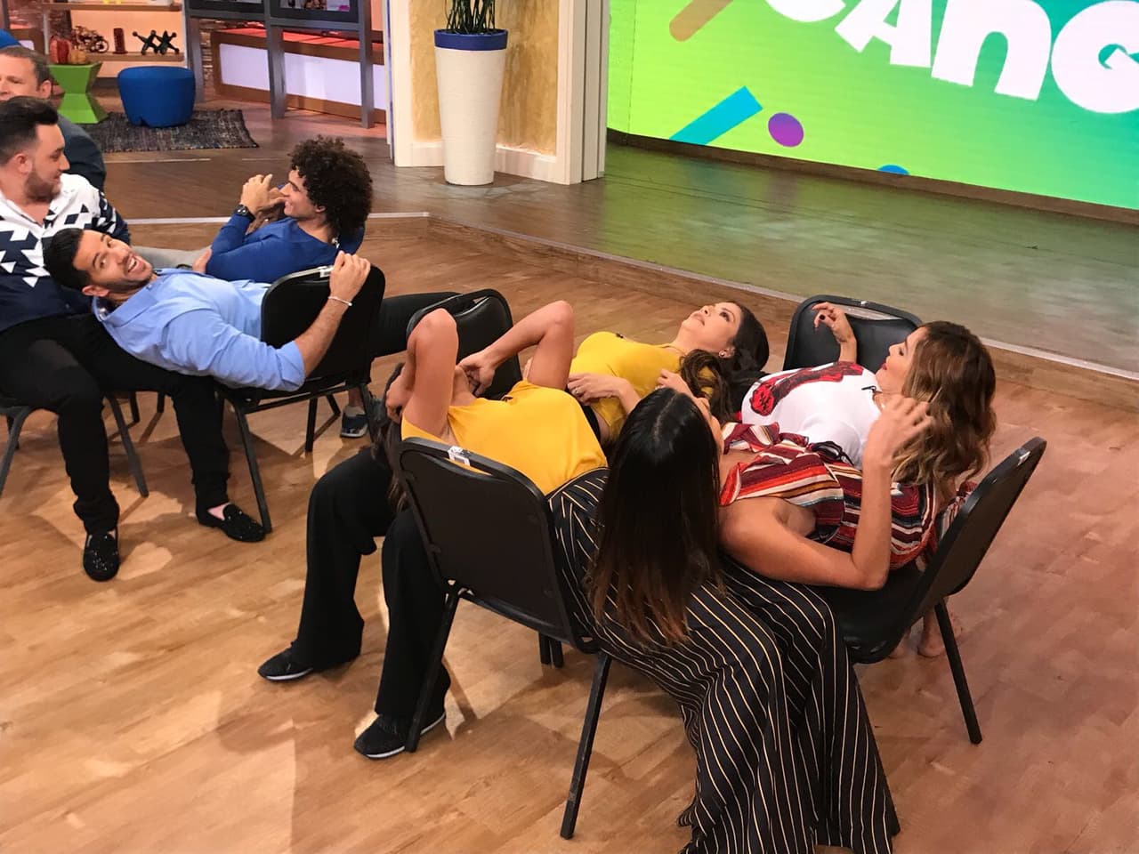 Fuera sillas y a girar, hombres contra mujeres... ¿quién caerá primero?