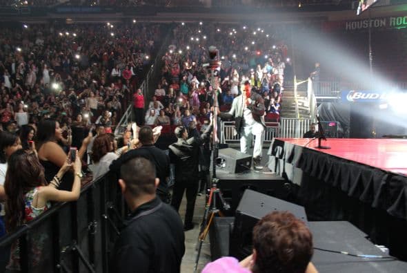 El Rey de la Bachata tuvo casa llena en el Toyota Center este miércoles, ve aquí las mejores imágenes de la noche.