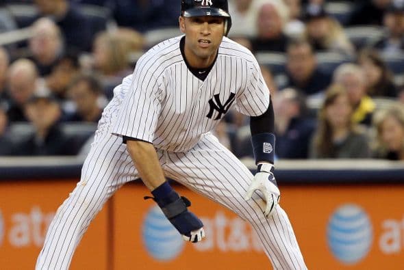 16. DEREK JETER- El capitán de los Yankees firmó un nuevo contrato con el equipo, el cual será válido por tres años y tendrá un valor de $51 millones. Los $15 millones que recibió en esta temporada fueron $6 millones menor al pago en 2010. En promedio este atleta de 36 años gana al año $29 millones.