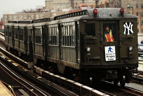 Un tren histórico del metro se utiliza para el primer partido en casa en el estadio de los Yankees en la Ciudad de Nueva York.