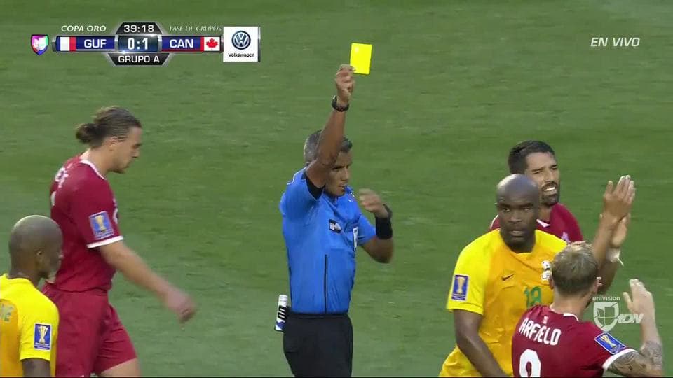 Tarjeta amarilla. El árbitro amonesta a Steven Vitória de Canada