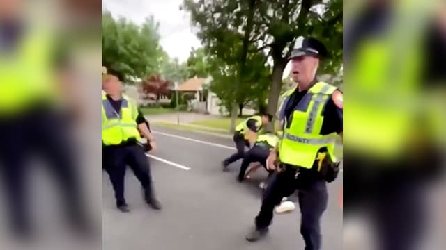 Causa indignación un video en redes que parece mostrar a policía arrodillado sobre un manifestante en NY