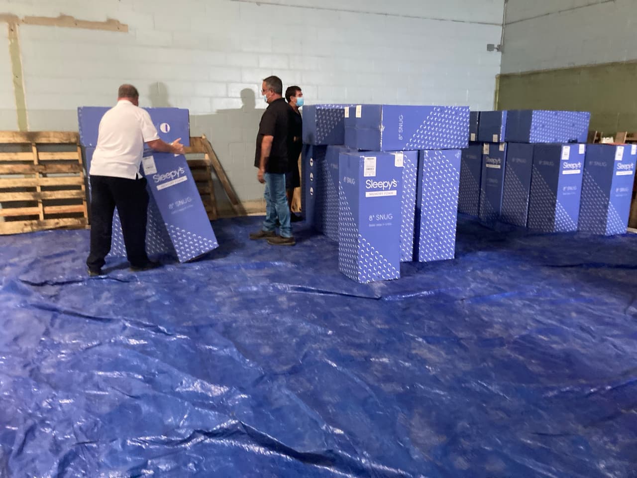 Mientras tanto, en Nueva York, caridades Católicas de Brooklyn and Queens hicieron entrega de los colchones.