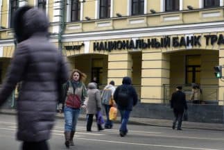 El rublo, la moneda rusa, se devalúa cuatro por ciento