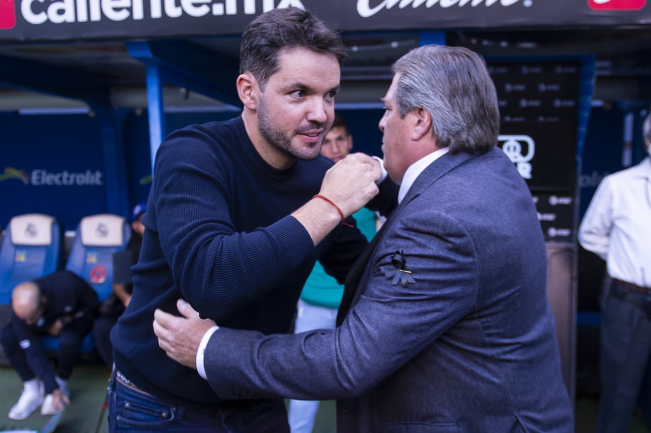 Así se saludaban los entrenadores antes del inicio del partido.