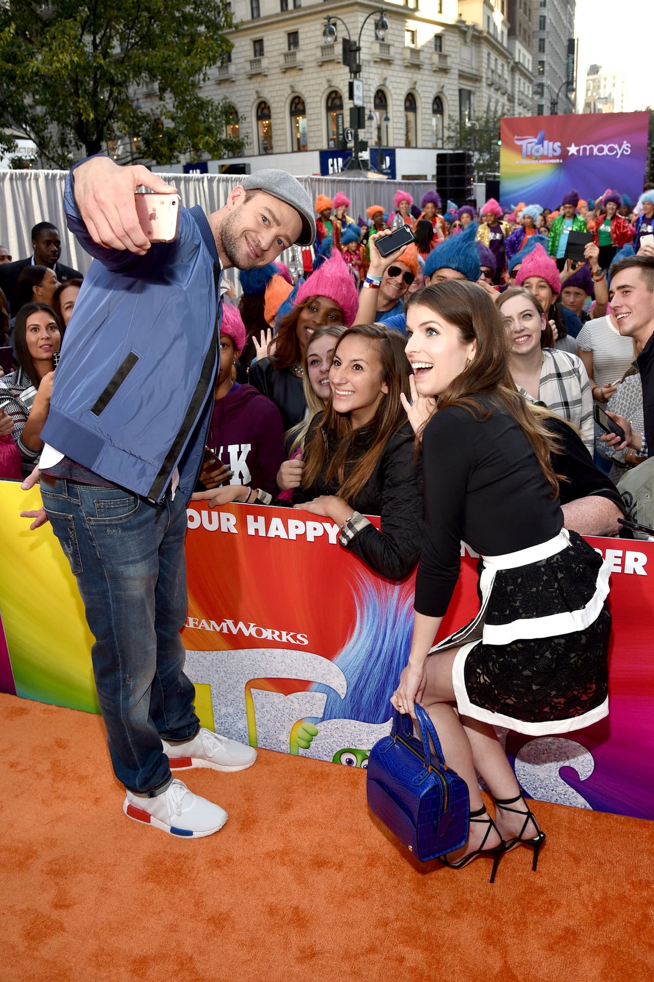 La actriz llevó la 
<a href="https://www.barneys.com/product/stalvey-frances-speedy-alligator-bag-505377901.html">Frances Speedy Bag</a> para la celebración anual de los almacenes Macy's. Se trata de un modelo un poco más amplio, al viejo estilo de maletín de doctor en cocodrilo azul con un costo aproximado de $14,000.