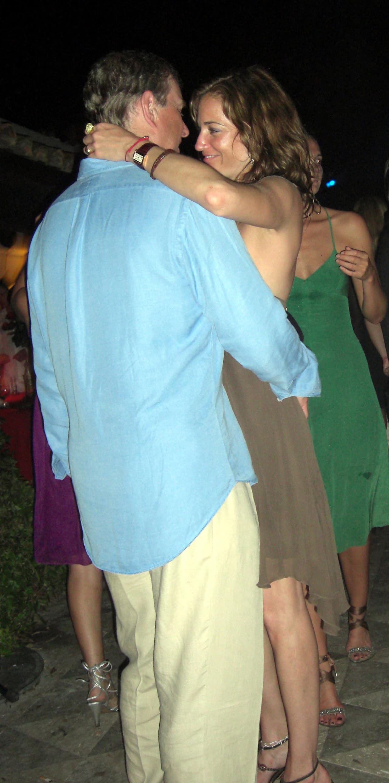 El gusto del duque por las fiestas es tal que en julio de 2007 estuvo con la socialité canadiense Pascale Bourbeau (foto) en una reunión en Saint-Tropez, Francia, de acuerdo con otro reporte de
<b> <a href="https://www.dailymail.co.uk/news/article-7695233/Videos-Prince-Andrew-partying-nightclubs-beautiful-young-women-French-Riviera.html" target="_blank">Daily Mail. </a></b>