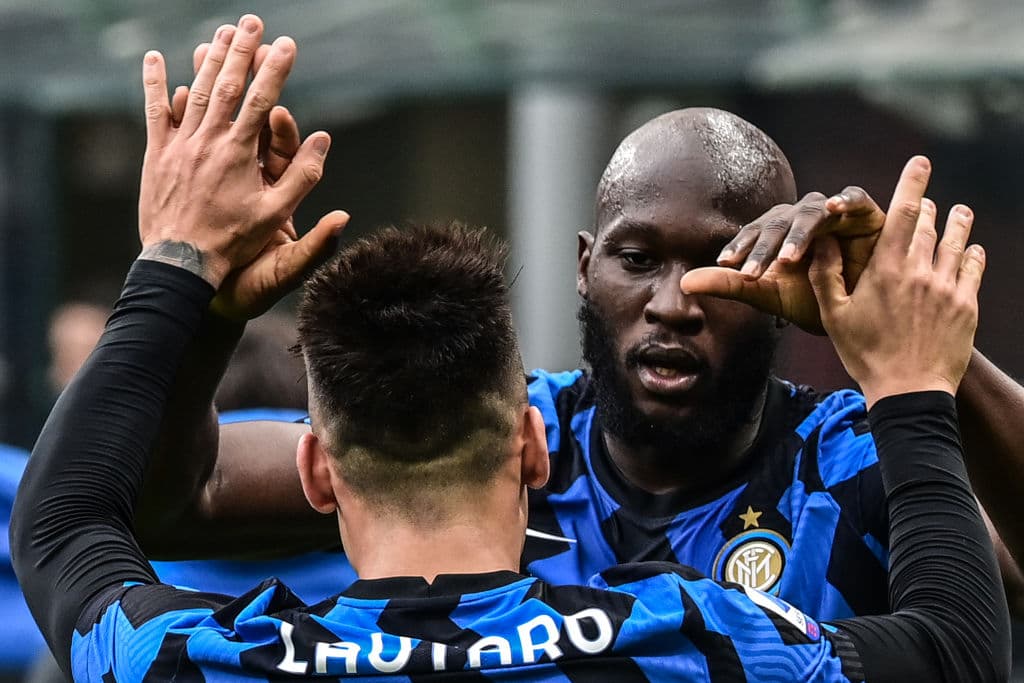 Lautaro Martínez (5’, 57’) salió ‘encendido’ y marcó los primeros dos tantos. Romelu Lukaku (66’) puso la cereza del pastel y anotó el tercero para los visitantes. En sus siguientes compromisos, Milan se medirá a Estrella Roja en la vuelta de dieciseisavos de Final de la Europa League a media semana; Inter recibirá al Genoa en la Serie A.