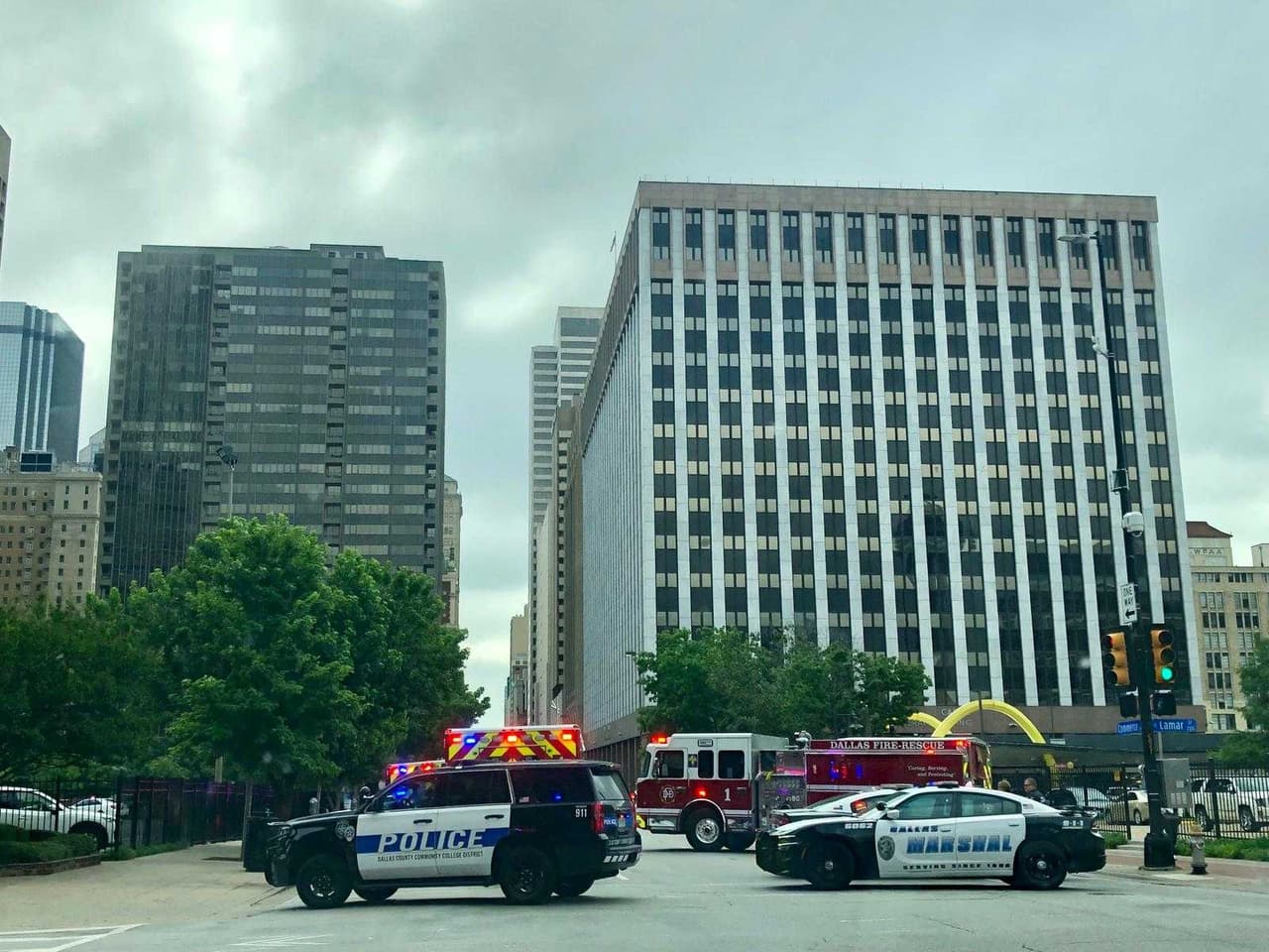 Un gran despliegue de bomberos y policías acudieron a la escena.