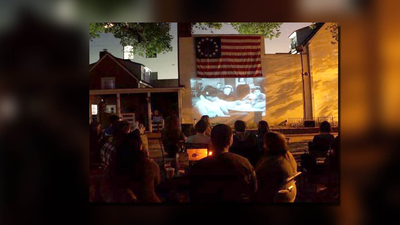 <b>Películas en The Betsy Ross House</b>. La Casa Betsy Ross realiza proyecciones de películas en el patio el primer viernes de cada mes hasta octubre. La entrada cuesta $7 por persona e incluye un recorrido por la casa fuera del horario de atención.