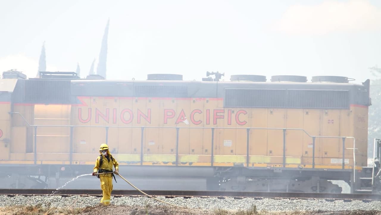 Además, es importante que tengas una mochila o una caja que puedas agarrar con rapidez en caso de un incendio. Aquí debes tener tus medicamentos personales, un teléfono cargado y baterías; así como tus documentos personales más importantes.