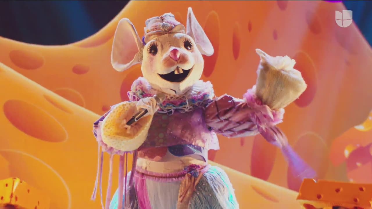 Con su tierno aspecto, Ratón interpretó 'Break My Heart' rodeada de bailarines y un escenario lleno de queso.