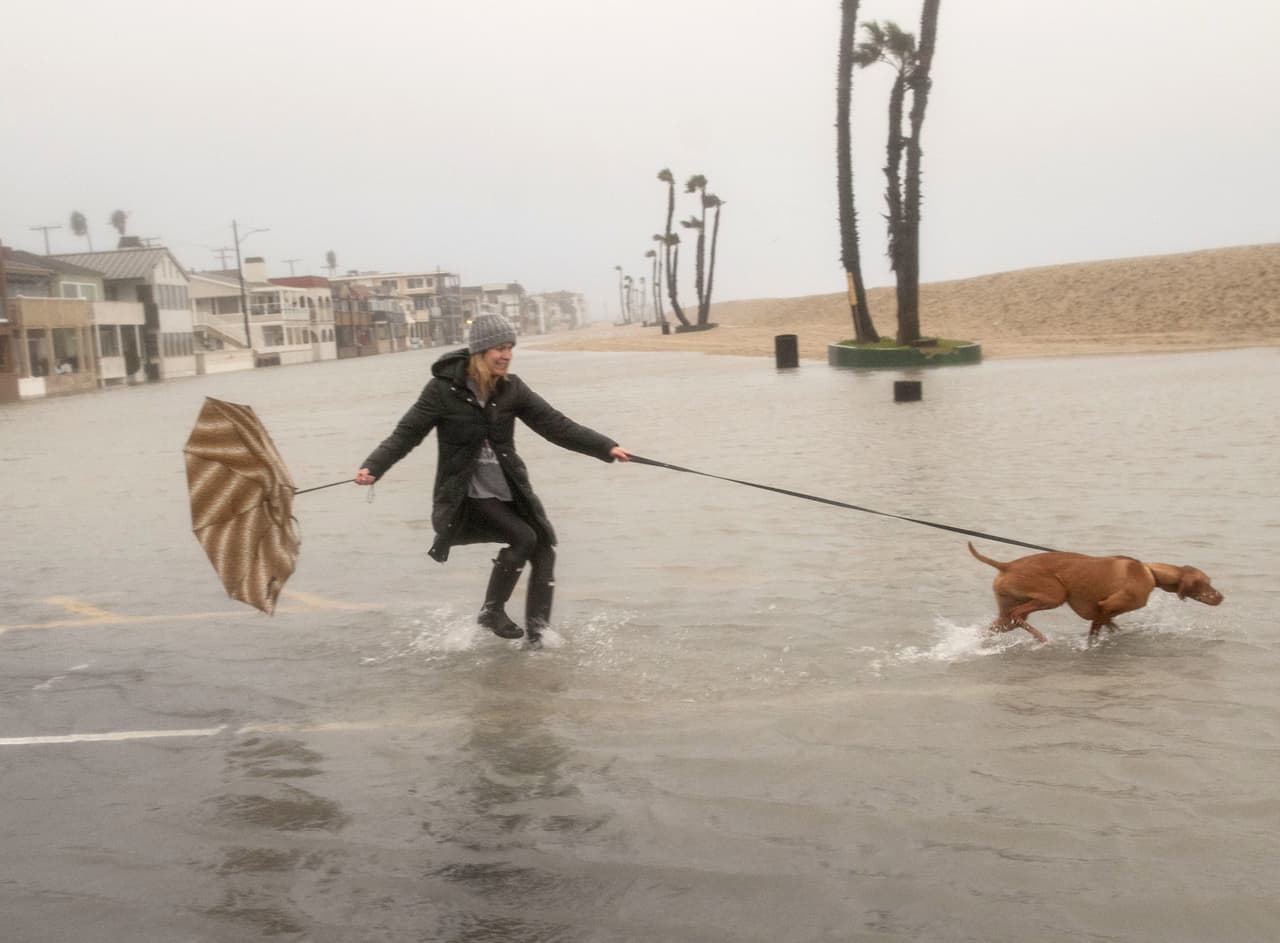 Las inundaciones en Seal Beach no frenaron el viaje de Laura Bersuch y su mascota.