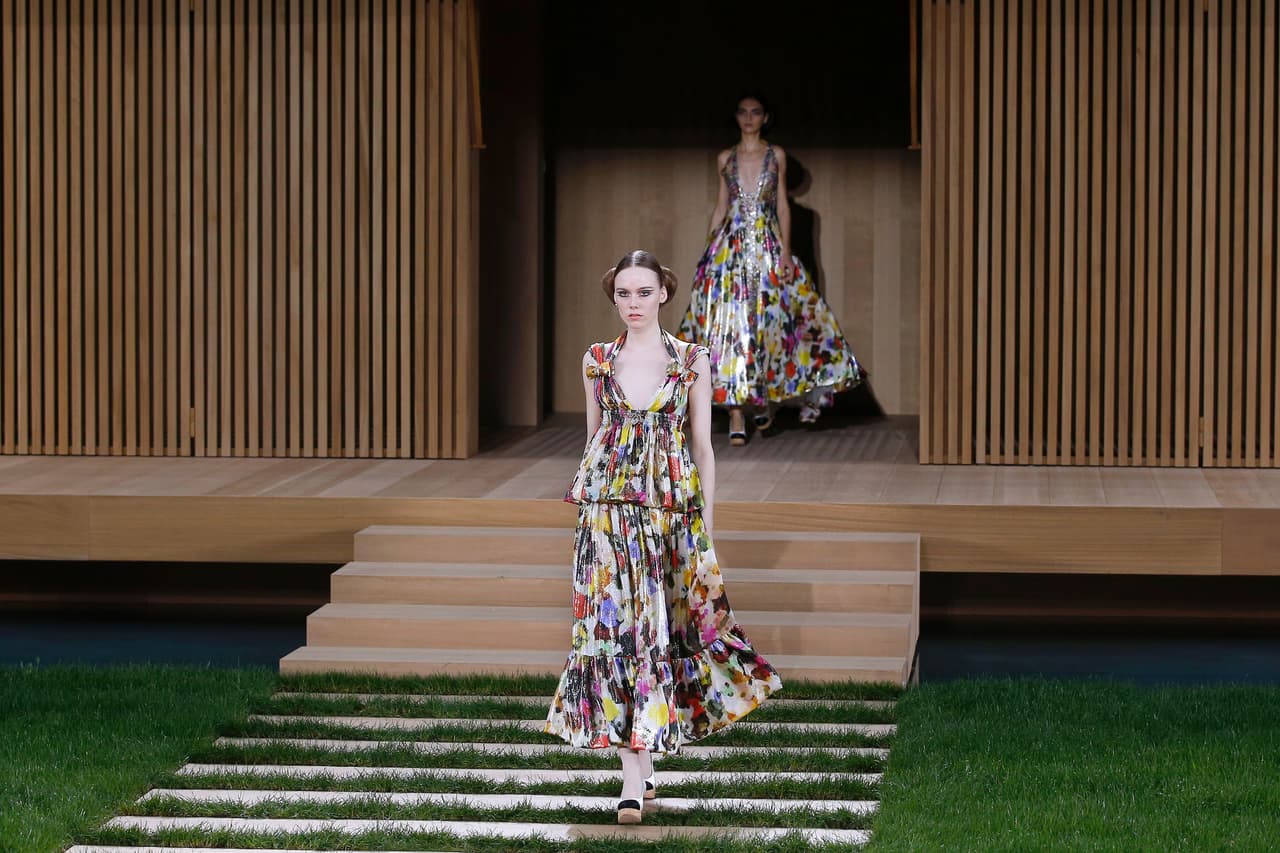 Lejos de esperado, "El Kaiser" de la moda se sacudió del mono color y apostó por estampados florales, que irrumpieron en la pasarela con vibrantes tonos y brillo.