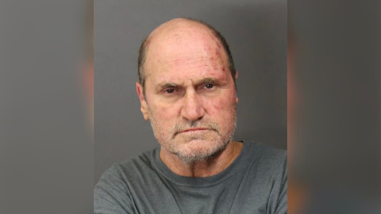 Kevin Olafson, de 55 años, esperó por las autoridades para ser arrestado.