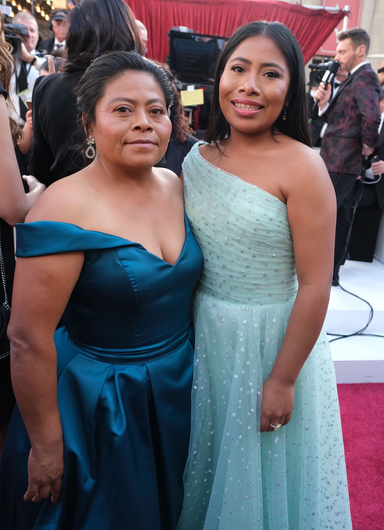 <b>Lo mejor</b>: La compañía que eligió Yaritza Aparicio esa noche para caminar la alfombra. La actiz mexicana fue acompañada de su mamá quien durante años se desempeñó como empleada doméstica -igual que el papel que Yaritza interpretó en 'Roma'.