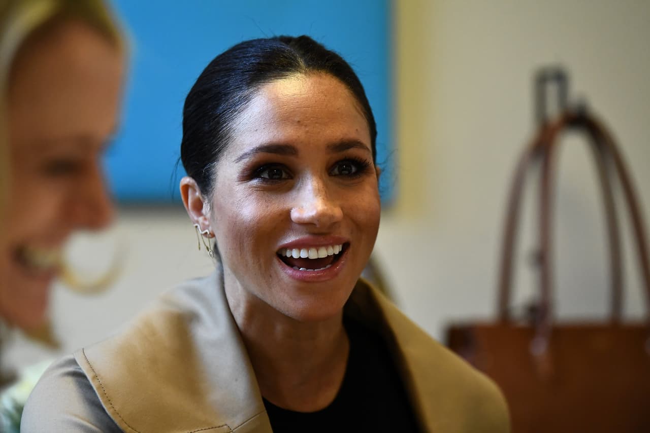 Para la ocasión, Meghan llevó un maquillaje ligero con los ojos marcados y el pelo perfectamente peinado en un moño bajo.