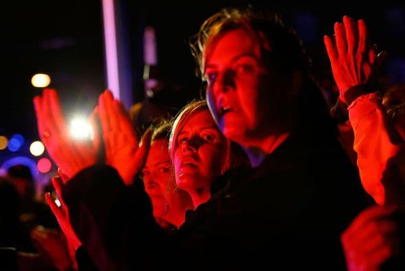 La policía confirmó vía Twitter, la detención del segundo sospechoso de los atentados del pasado lunes en el maratón de Boston (EE.UU.) y que había sido acorralado en el barrio de Watertown. "CAPTURADO!!! La caza se ha acabado. La búsqueda ha terminado. Se acabó el terror. Y la justicia ha ganado. El sospechoso está bajo custodia", se lee en el tuit de la policía de Boston. A lo largo de toda la jornada un extraordinario despliegue policial había perseguido a Dzhokhar Tsarnaev, un joven de 19 años de origen chechén, presunto coautor de los atentados. Según el diario Boston Globe, Tsarnaev fue capturado después de un tiroteo en el que resultó herido, por lo que está siendo trasladado al Hospital Mount Auburn de Cambridge. Un oficial le dijo al diario que el joven, de 19 años, se encuentra consciente. La noticia de su captura fue acogida con aplausos por el público que salió de sus casas.