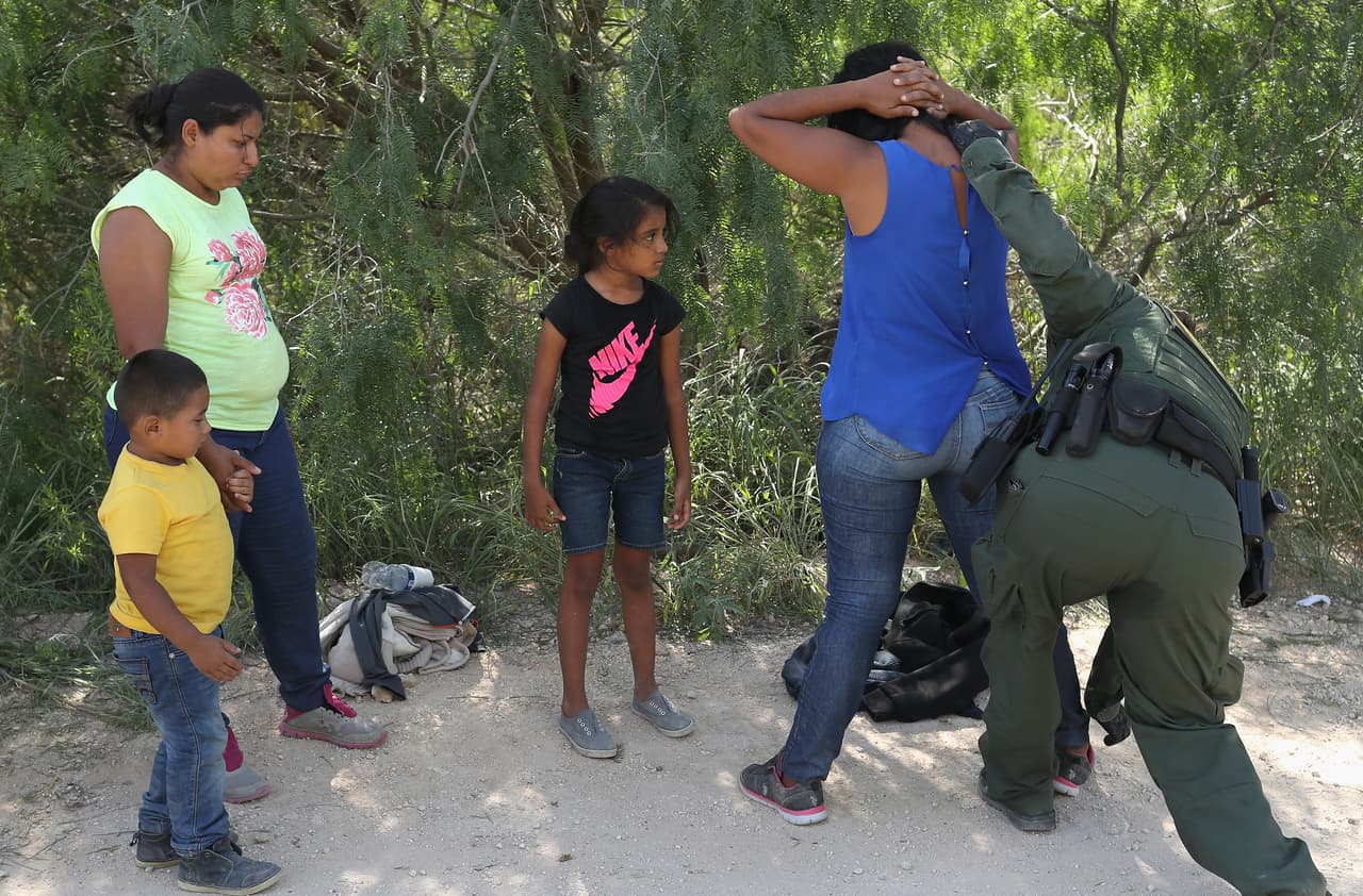 Solo en un albergue para menores migrantes en Brownsville, Texas, conviven 1,479 chicos de entre 10 y 17 años, pasan 22 horas al día sin salir al exterior. El establecimiento, conocido como Casa Padre, se encuentra en las
<a href="https://www.univision.com/noticias/inmigracion/son-ninos-encarcelados-asi-alberga-el-gobierno-a-menores-migrantes-separados-de-sus-padres-en-un-viejo-walmart-en-texas"> instalaciones de un antiguo Walmart.</a>
