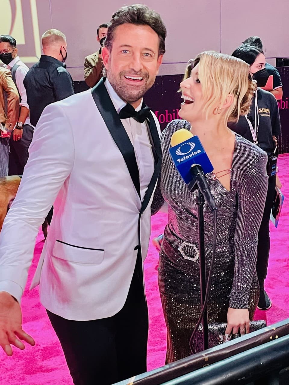 "Desde el capítulo uno mi personaje y el de Irina 
<b><a href="https://www.univision.com/famosos/gabriel-soto-capta-la-supuesta-hostilidad-entre-sus-dos-parejas-irina-baeva-y-vanessa-guzman-video" target="_blank">tienen muchos conflictos</a> </b>y ha sido divertido jugar con eso", platicó Gabriel Soto a El Universal en una entrevista publicada este domingo 16 de enero. 
<br>