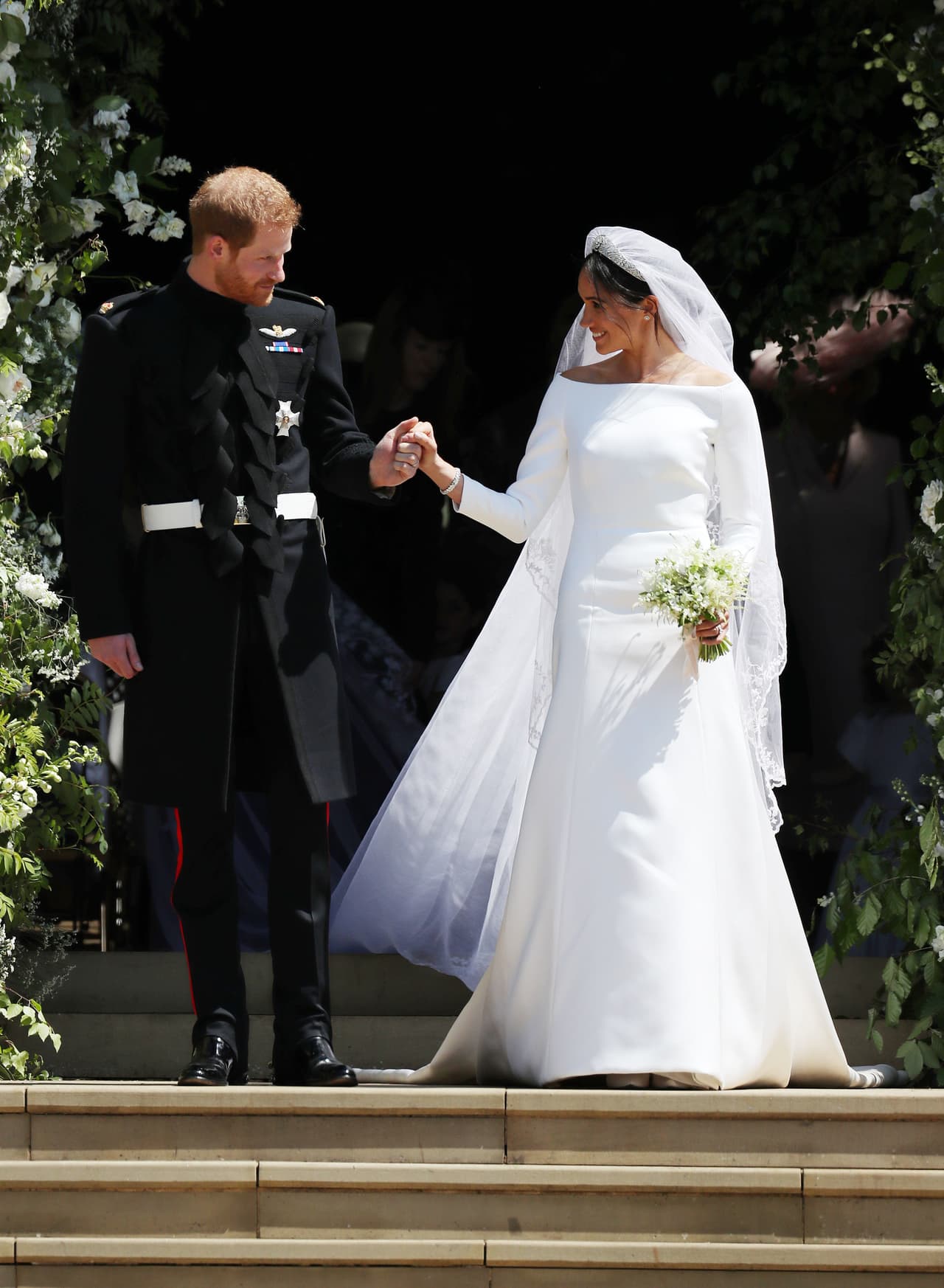 <b>19 de mayo, 2018</b>
<br>La siguiente aparición de Meghan fue el día de su boda con el príncipe Harry en el que lució un inesperado 
<b><a href="https://www.univision.com/estilo-de-vida/bodas/el-vestido-de-meghan-markle-el-gran-secreto-ha-sido-revelado">sencillo vestido blanco</a></b> de cuello barco de Clare Waight Keller para casa Givenchy, que según describió el Palacio era "de una atemporal elegancia minimalista que refiere a los códigos de la icónica marca". Contrario a su estilo, el vestido estaba poco ajustado en el cuerpo y las mangas.