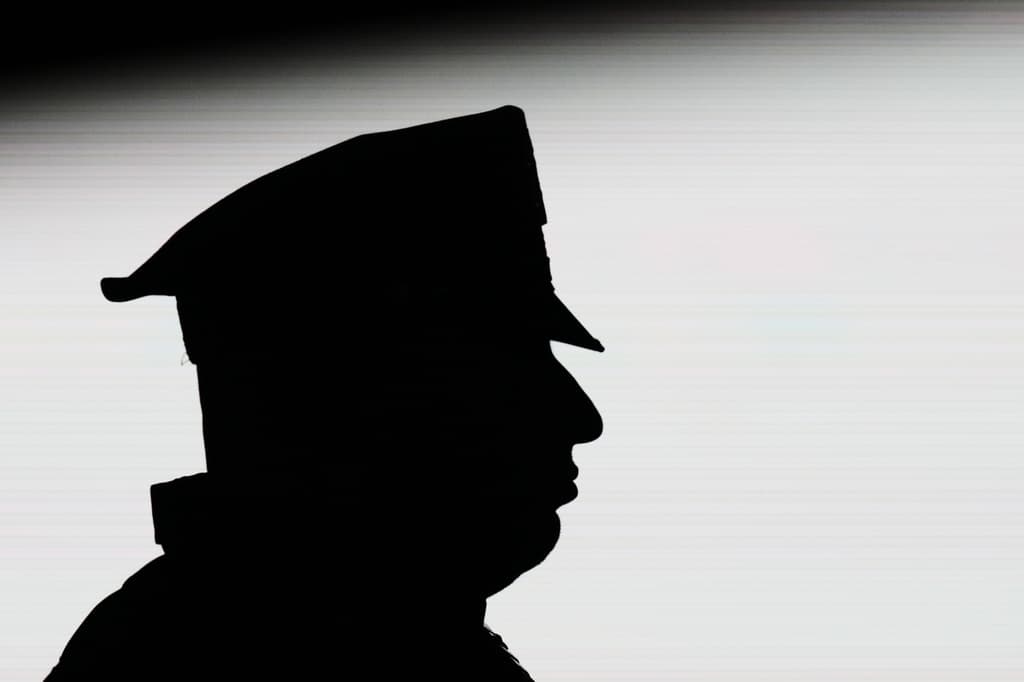 Nueva York prohíbe que la policía local colabore con ICE en casos migratorios civiles