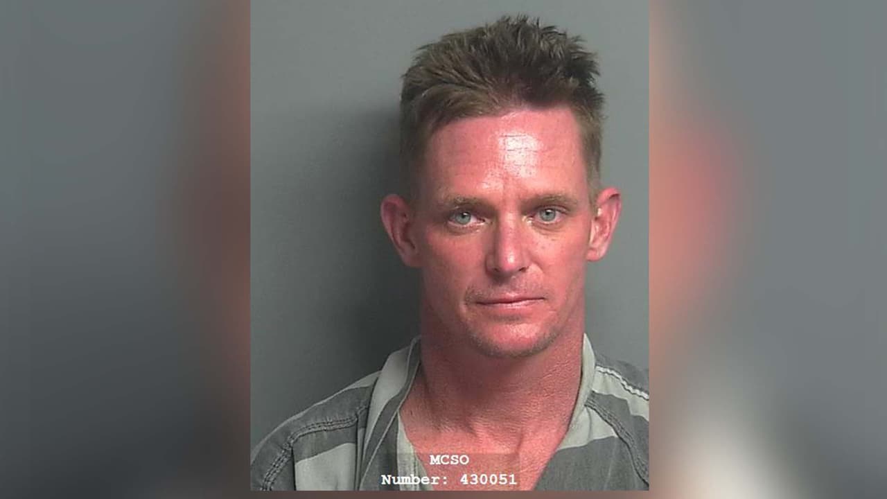 Cody Ryan Collins – Es señalado de solicitar servicios sexuales de un menor a través del internet.