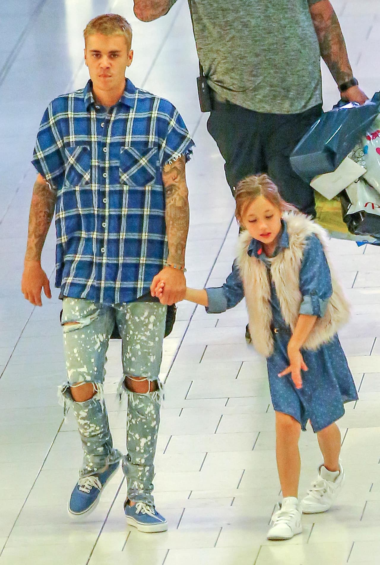 Justin deja todo compromiso por hacer feliz a sus pequeños hermanos.