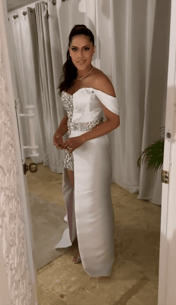 El brillante diseño Giannina Azar también contó con un cambio de peinado, la colita baja que lució en la iglesia cambió a un recogido alto.