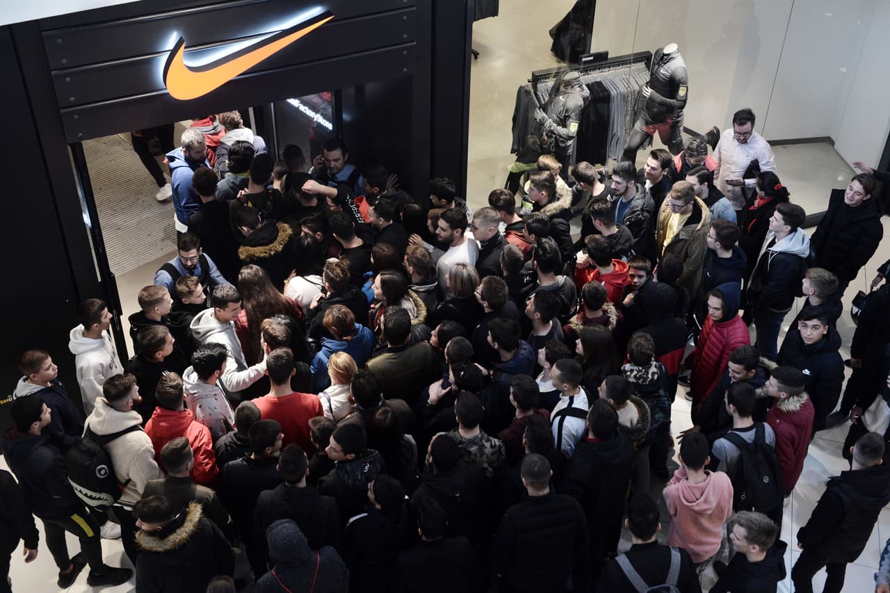 Fuera de EEUU también se formaron filas en en las puertas de los grandes almacenes por las ofertas del Black Friday. En la fotografía la multitud en la entrada de una tienda Nike en Thessaloniki, Macedonia.