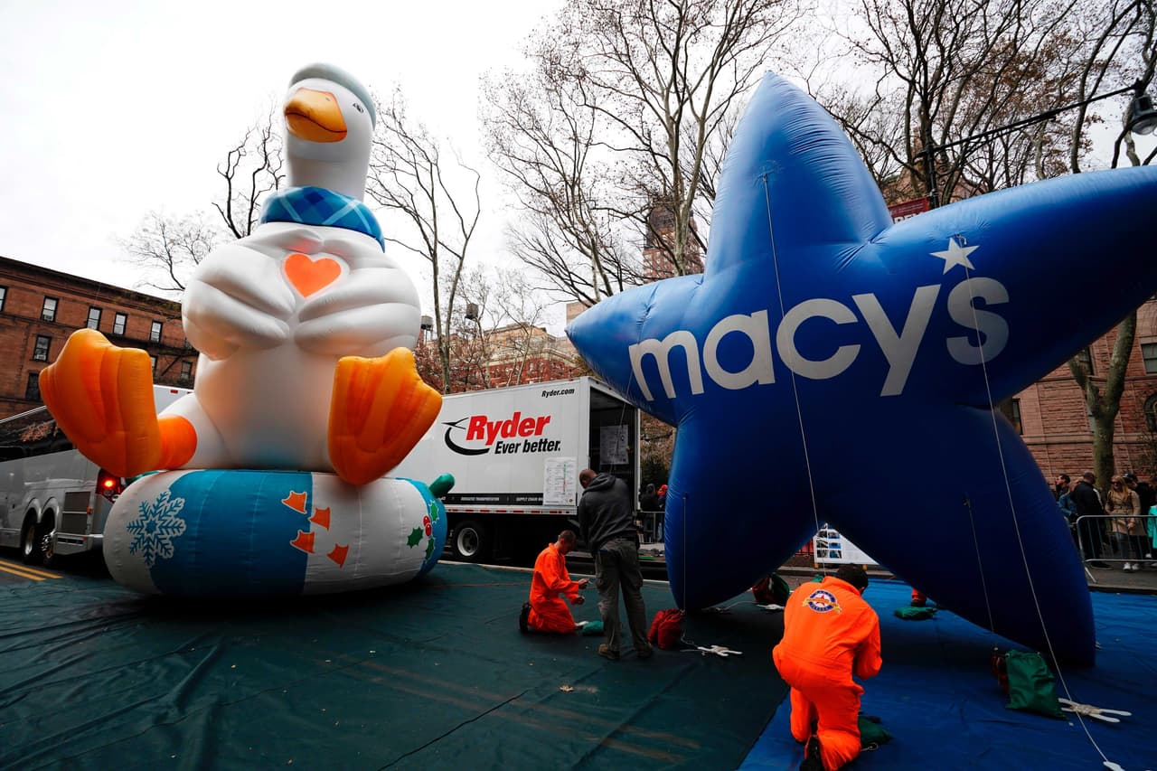 Además, la ruta del desfile no será de dos millas como es tradición, si no de una cuadra –– frente a la tienda de Macy's Herald Square en la calle 34 de Midtown.