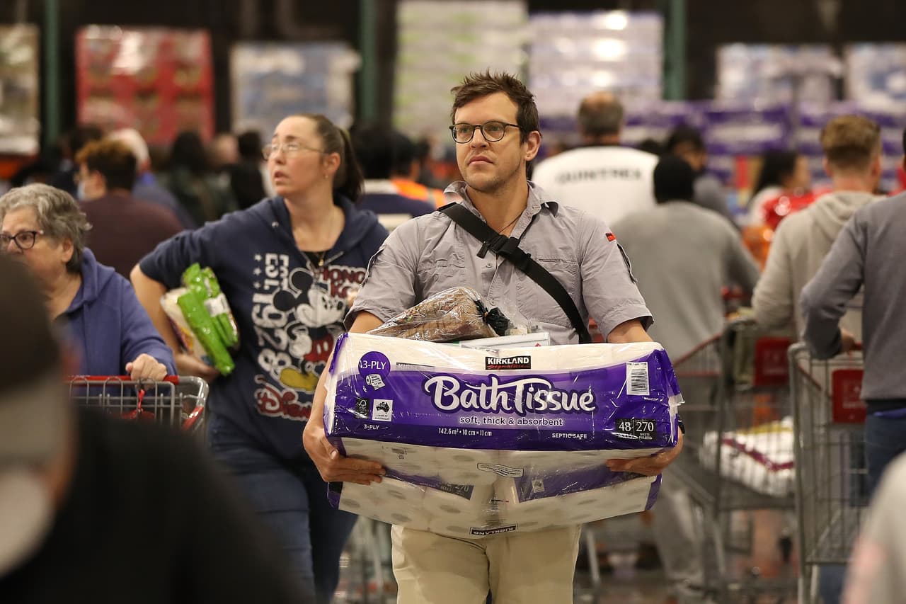 Hacen su ‘agosto’ por el virus: venden cubrebocas a $50 y un rollo de papel higiénico a $10