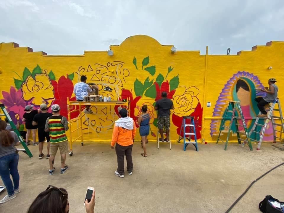 El mural fue pintado este domingo por la tarde en la ciudad de Fort Worth, sobre la calle Hemphill, muy cerca de Biddison Street.
<br>