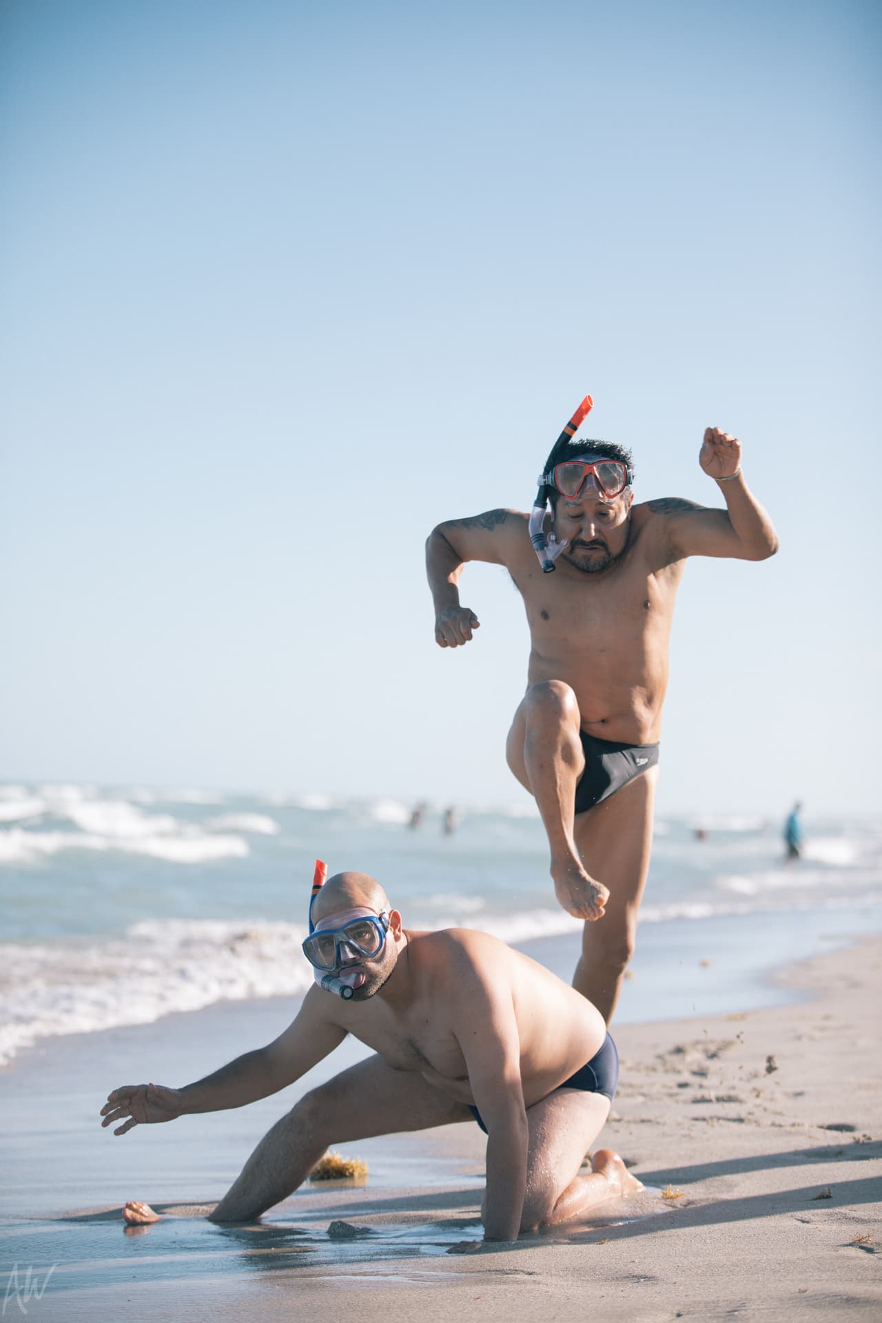 Mientras tanto, vamos a dejar que
<b>El Pelón</b> y
<b>El Feo</b> nos sigan divirtiendo con sus locuras.