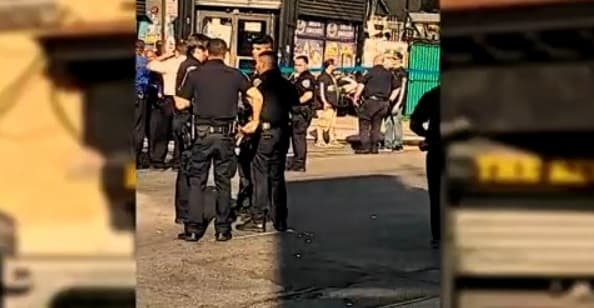 Conductor atropella a 3 personas en Queens entre ellos una madre y su hija de 2 años